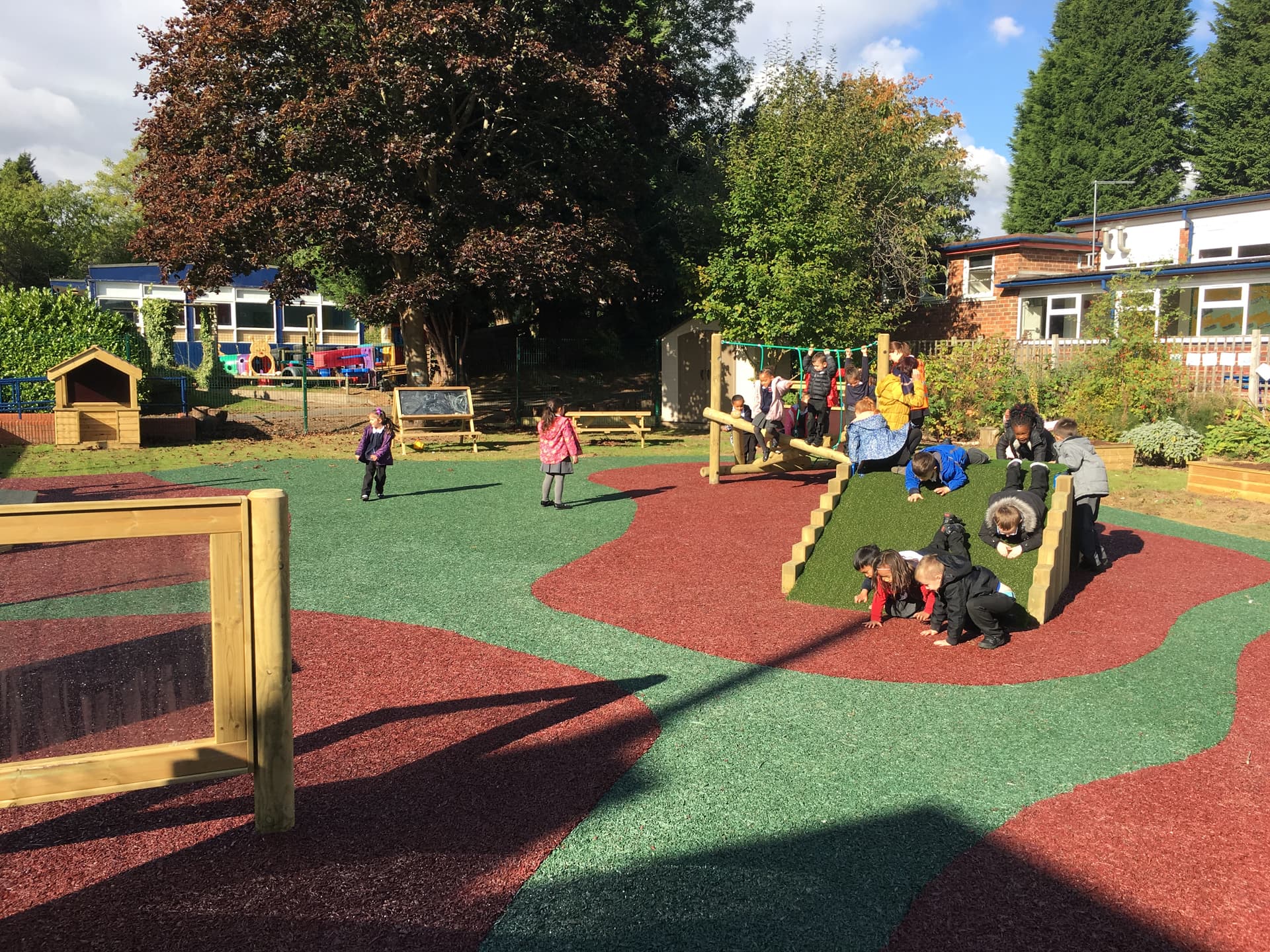 Impact-absorbing bonded rubber mulch surfacing
